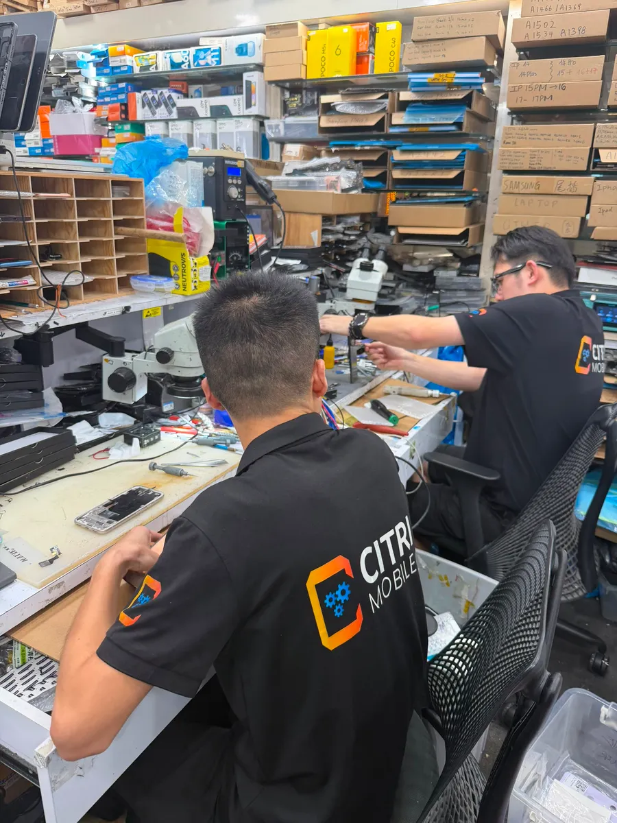Citri Mobile technicians repairing an iPhone at our People's Park (Chinatown) workshop in Singapore
