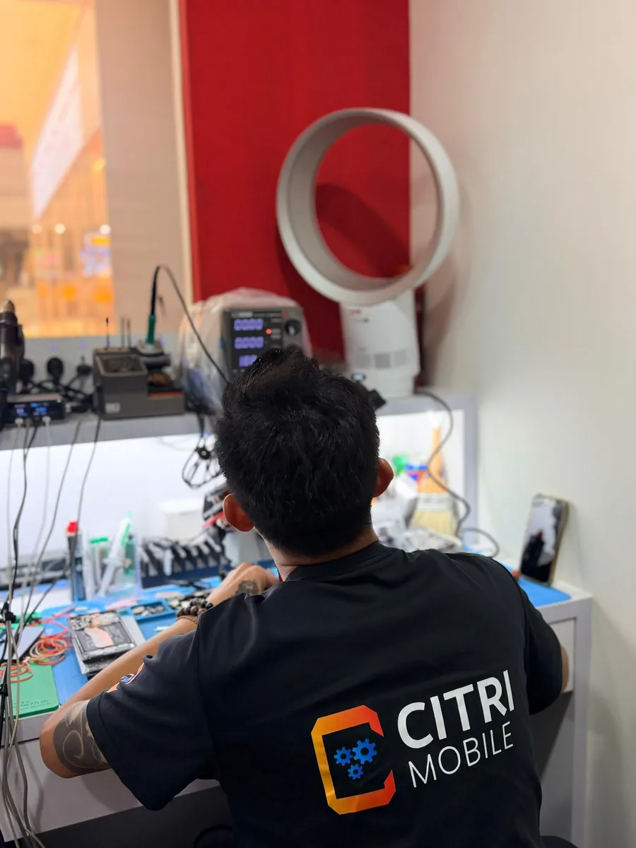 Citri Mobile technician microsoldering a iPhone board at our Singapore repair bench