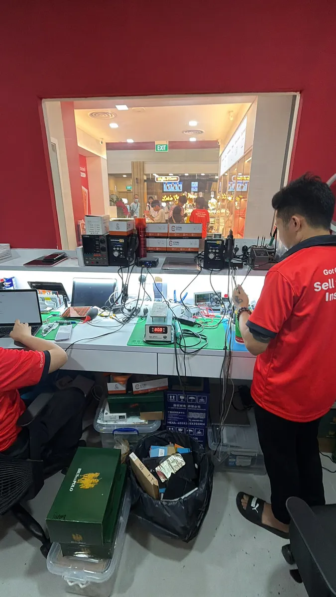 Citri Mobile staff serving customers at the Jurong Point iPhone repair service counter